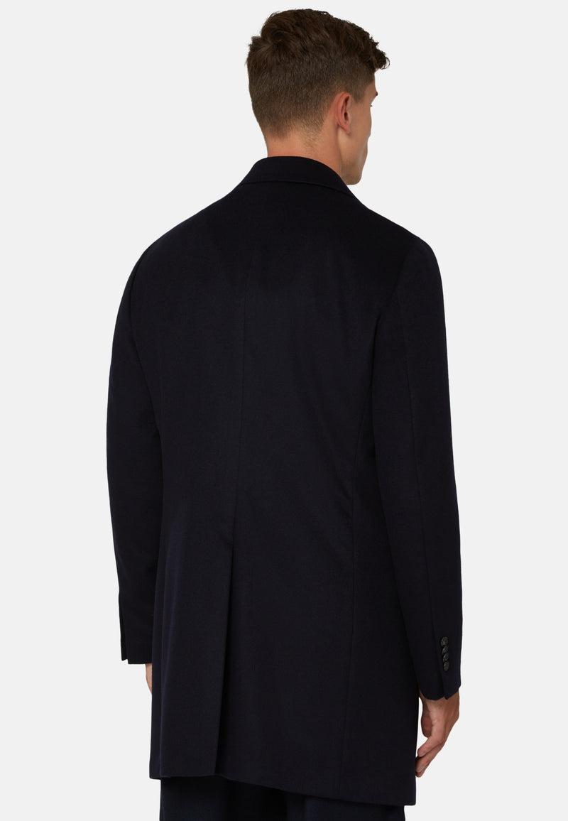 Single-breasted coat in pure cashmere.