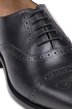 CLASSIC LEATHER SHOE WITH TIP FLOWER DESIGN AND GOODYEAR CONSTRUCTION